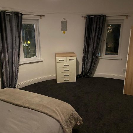 Spacious 2 Bed Apartment, Close To Village Shops Cardiff Extérieur photo