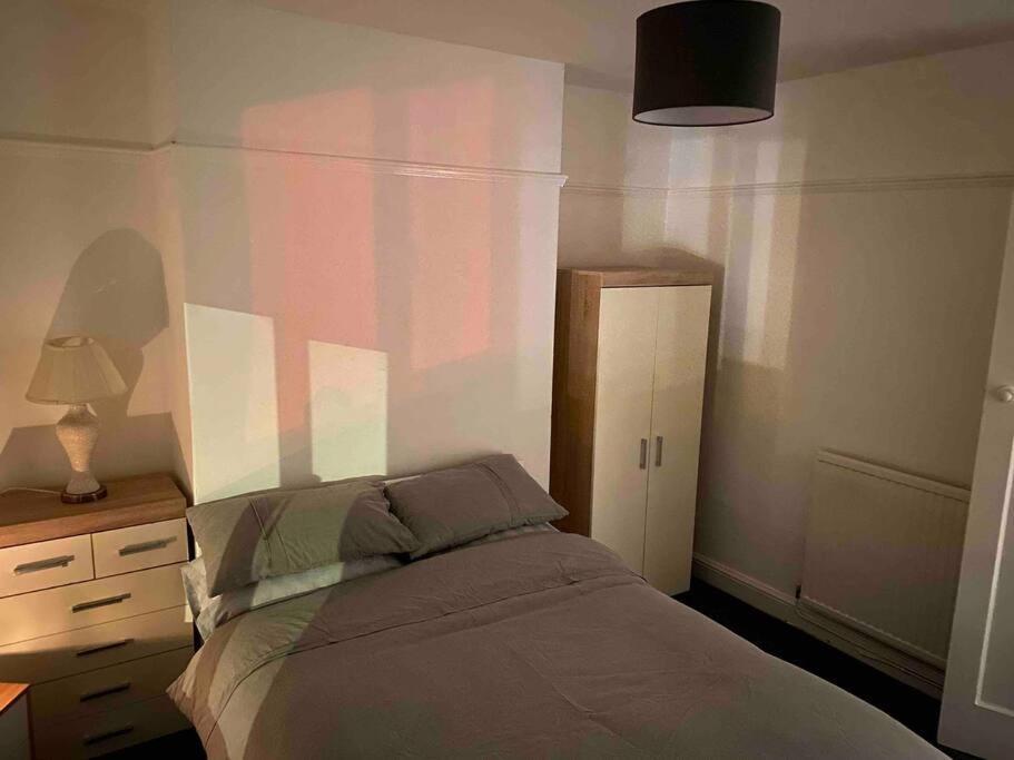 Spacious 2 Bed Apartment, Close To Village Shops Cardiff Extérieur photo
